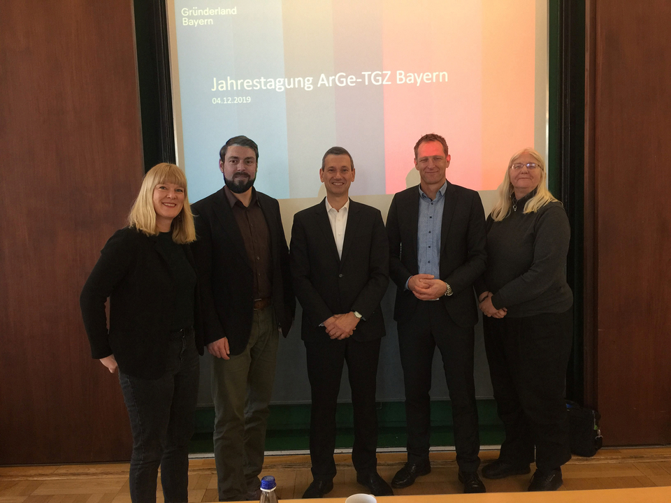 Dr. Thomas Diefenthal (Bild Mitte), BioPark Regensburg, Christian Meyer (Zweiter von rechts), Mittelstandszentrum Maximilianhütte sowie Cristina Mann (rechts), Münchner Gewerbehof- und Technologiezentrum, wurden als stellvertretende Sprecher bestätigt. 